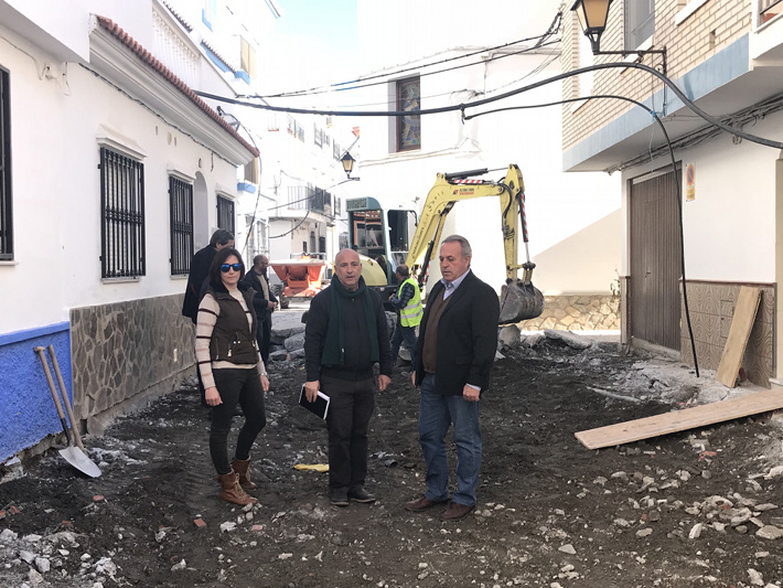 El presidente de la Mancomunidad visita las obras de sustitución de las redes en Polopos-La Mamola